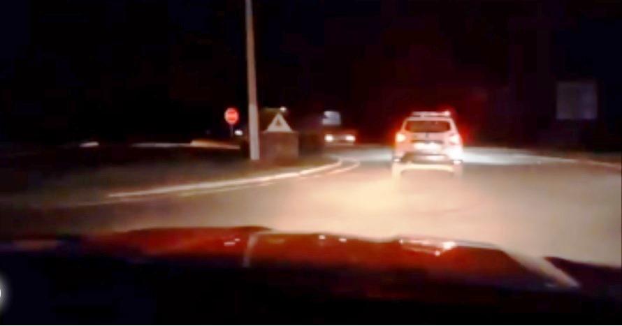 CRIANÇA É FLAGRADA DIRIGINDO APÓS PERSEGUIÇÃO POLICIAL EM ARINOS