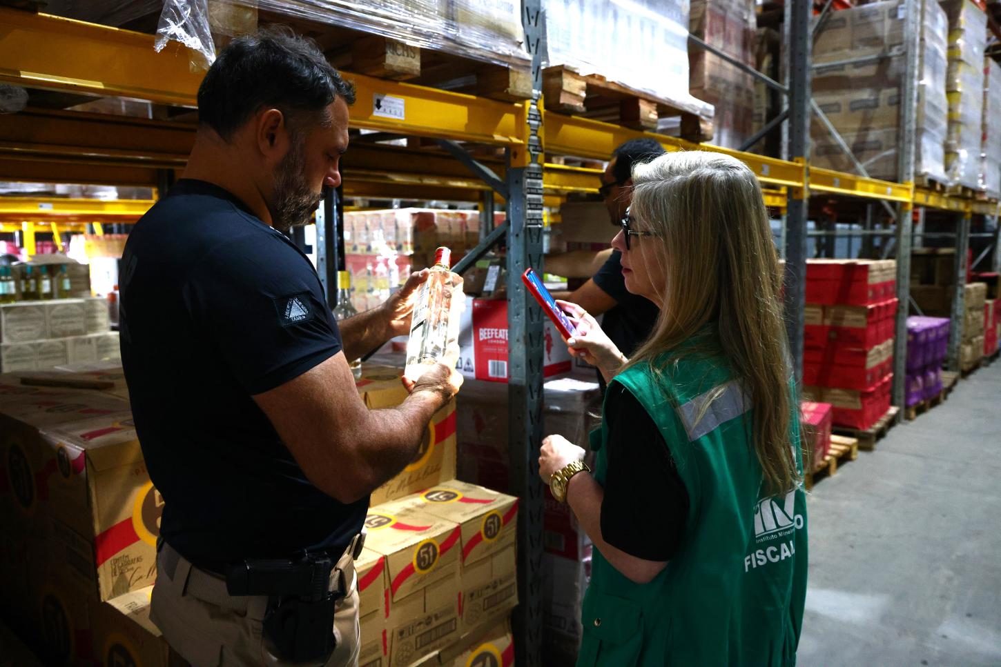 GOVERNO DE MINAS APREENDE QUASE 183 MIL LITROS DE BEBIDAS IRREGULARES