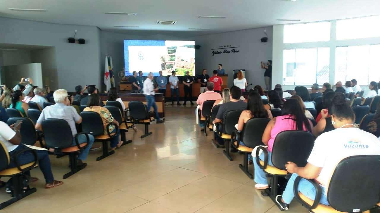 ORGANIZADORES COMEMORAM O RESULTADO DO 1º SEMINÁRIO DE TURISMO RELIGIOSO DE VAZANTE