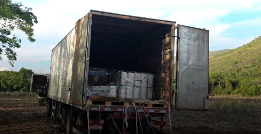 POLÍCIA RODOVIÁRIA LOCALIZA CAMINHÃO ROUBADO, PRENDE QUADRILHA E RESGATA REFÉM EM VAZANTE