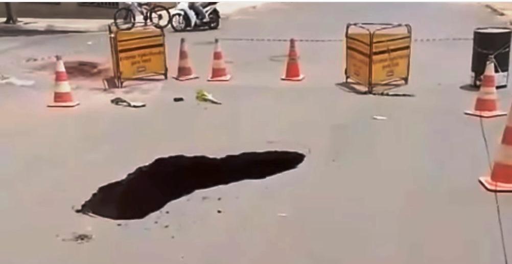 SURGIMENTO DE DOLINA IMPEDE TRÂNSITO DE VEÍCULOS EM RUA DE VAZANTE