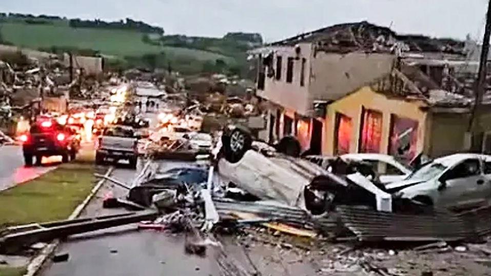 TORNADO DEIXA 5 MORTOS, 430 FERIDOS E CIDADE DESTRUÍDA NO PARANANA