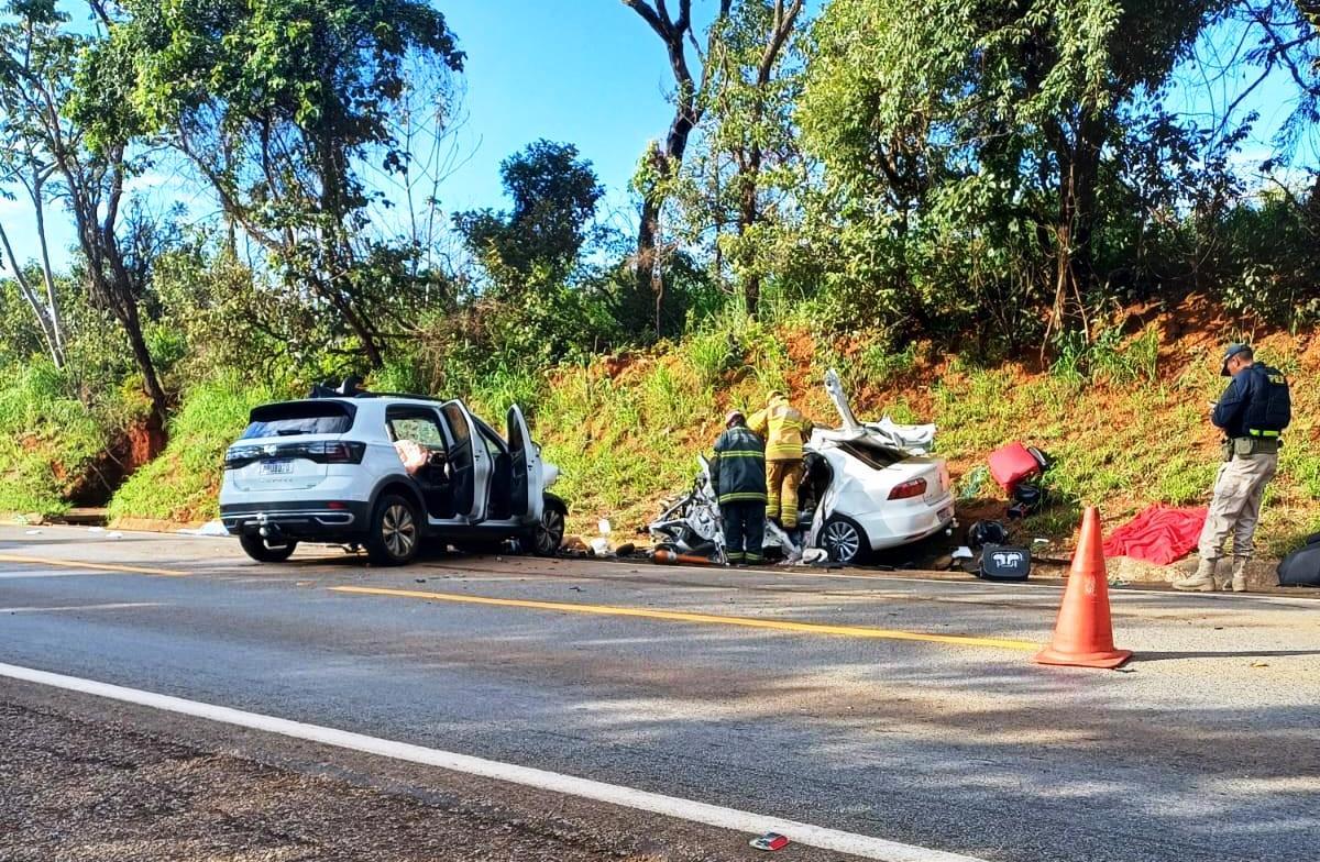 COLISÃO FRONTAL MATA CINCO PESSOAS NA BR-040 NO MUNICÍPIO DE PARACATU