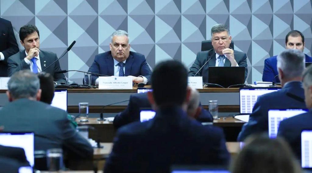 É FALSO QUE PRESIDENTE DA CPMI DO INSS DETERMINOU SUSPENSÃO DE CONSIGNADO PARA APOSENTADOS