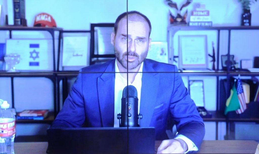 EDUARDO BOLSONARO DIZ COGITAR PASSAPORTE DE APÁTRIDA APÓS SER CASSADO