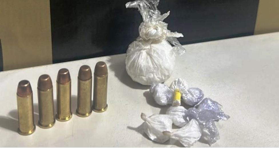 POLÍCIA MILITAR APREENDE DROGAS E MUNIÇÕES APÓS DENÚNCIA DE TRÁFICO EM VAZANTE