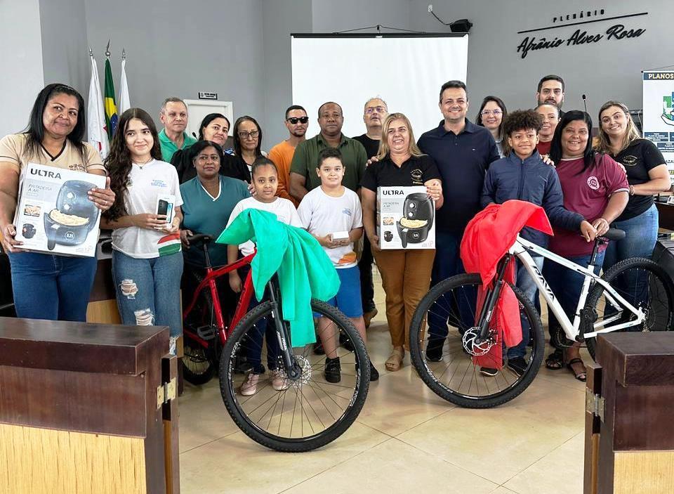 SECRETARIA ENTREGA PREMIAÇÃO DO CONCURSO CULTURAL AMBIENTAL PARA ALUNOS DE ESCOLAS DE VAZANTE