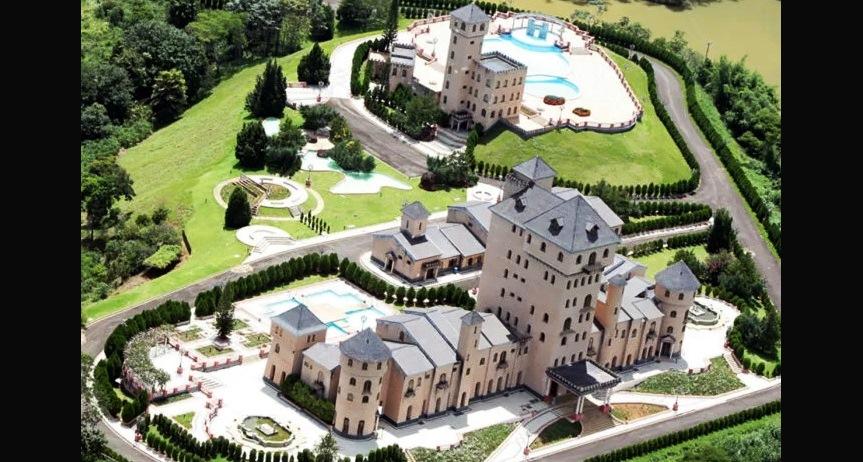 CASTELO CONSTRUÍDO POR DEPUTADO MINEIRO VAI VIRAR RESORT DE TRANSPLANTE CAPILAR