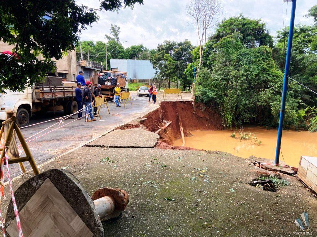 CHUVAS PROVOCAM DESMORONAMENTO DE RUA E FAMÍLIAS DEIXAM SUAS CASAS EM PATOS DE MINAS