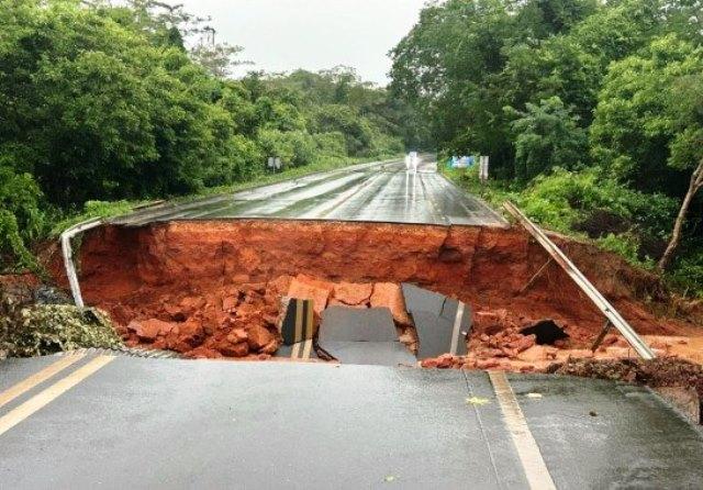 EXCESSO DE CHUVAS DERRUBA PONTE NA REGIÃO DO NOROESTE MINEIRO