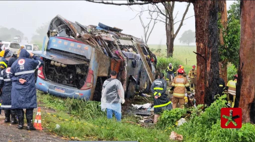 ÔNIBUS DO ACIDENTE COM SEIS MORTES NA BR-365 NÃO TINHA LICENÇA PARA VIAJAR