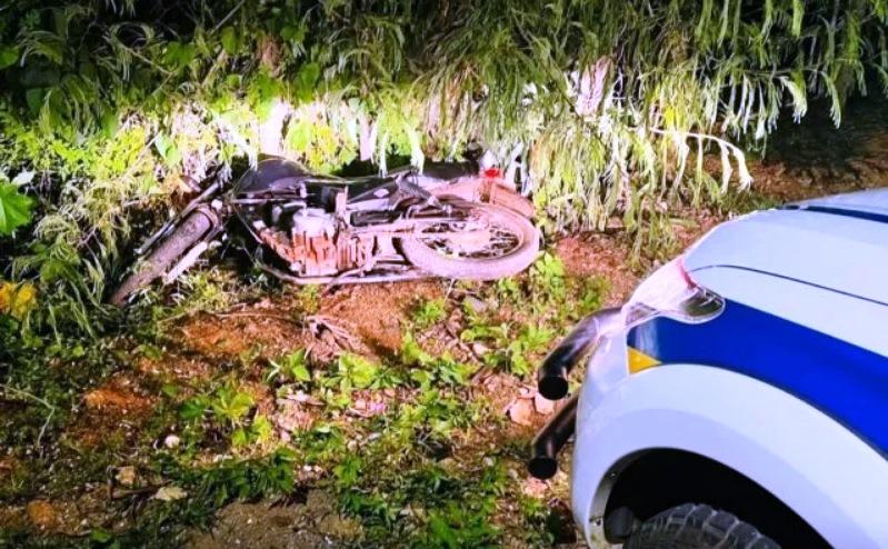 PM USA BALA DE BORRACHA PARA CONTER MOTOCICLISTA DURANTE PERSEGUIÇÃO EM GUARDA-MOR