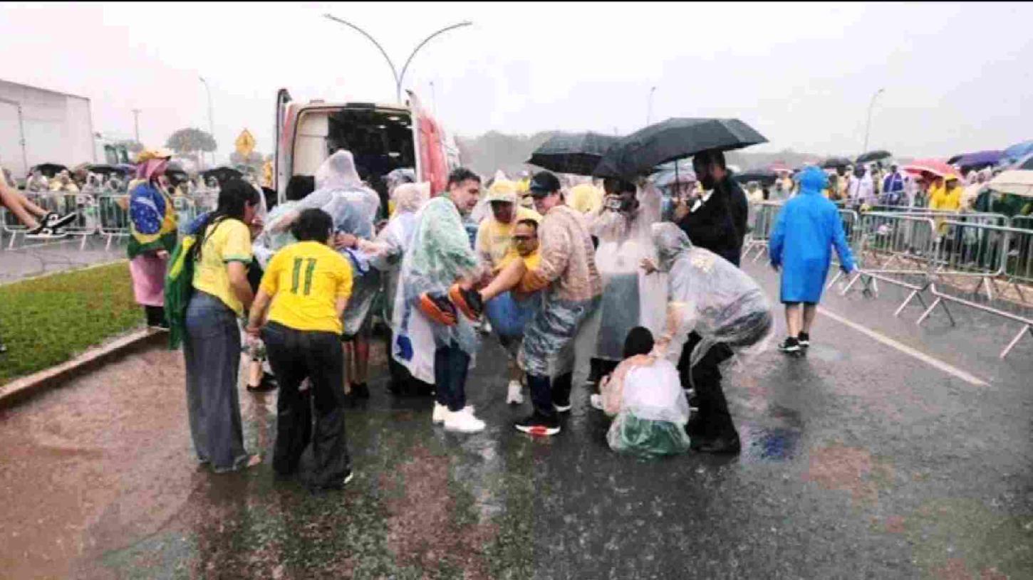 QUEDA DE RAIO DEIXA 34 FERIDOS EM MANIFESTAÇÃO BOLSONARISTA EM BRASÍLIA