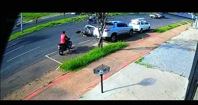 UBERLÂNDIA: LADRÃO TRAPALHÃO TENTA ROUBAR MOTO E CAI DUAS VEZES COM O VEÍCULO