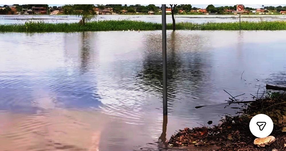 CHUVAS PROVOCAM TRANSBORDAMENTO DE LAGOA URBANA E CAUSAM TRANSTORNOS EM LAGOA GRANDE