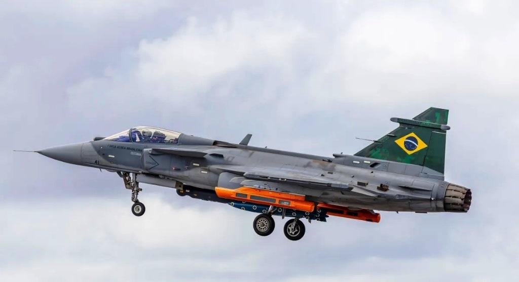 FAB TESTA BOMBA DISPARADA PELO CAÇA GRIPEN NO RIO GRANDE DO NORTE