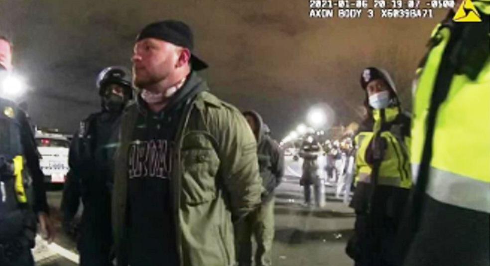 HOMEM PERDOADO POR TRUMP PELA INVASÃO AO CAPITÓLIO É CONDENADO POR ABUSO SEXUAL INFANTIL