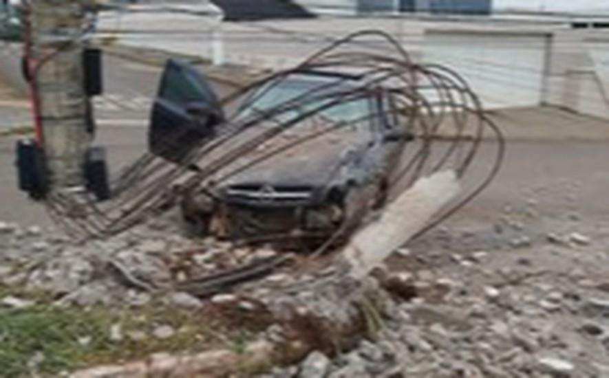 MOTORISTA ABANDONA CARRO APÓS BATER CONTRA POSTE EM PRESIDENTE OLEGÁRIO
