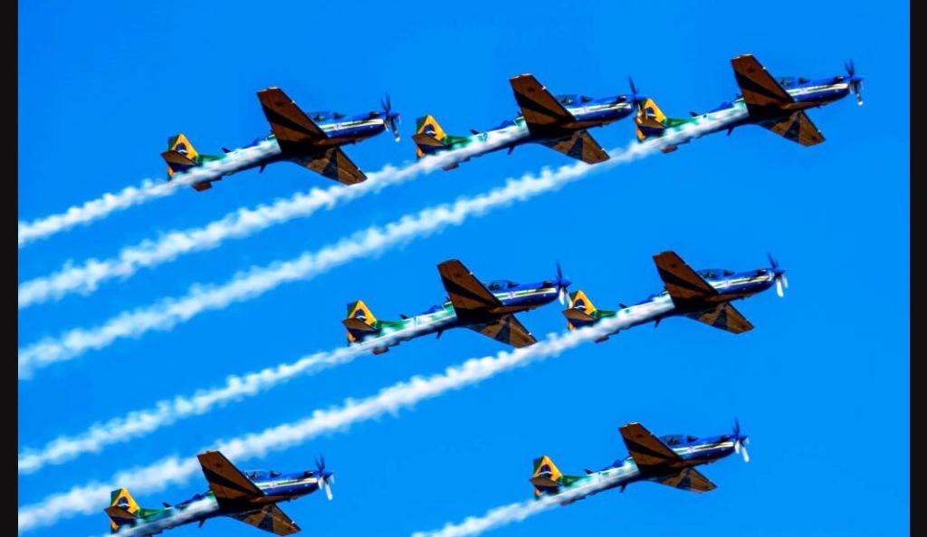 APRESENTAÇÃO DA ESQUADRILHA DA FUMAÇA EMOCIONA O PÚBLICO EM PATOS DE MINAS