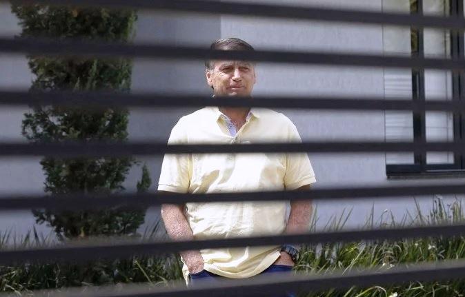 BOLSONARO RELACIONA PESSOAS QUE PODEM ACESSAR SUA RESIDÊNCIA SEM AUTORIZAÇÃO JUDICIAL PRÉVIA