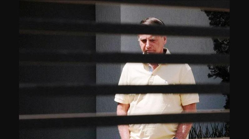 BOLSONARO VAI RECEBER TRATAMENTO CONTRA SOLUÇO COM ESTÍMULO ELÉTRICO CRANIANO