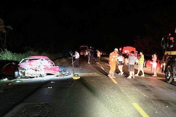 COLISÃO FRONTAL RESULTA EM QUATRO MORTOS E DUAS PESSOAS FERIDAS NA BR-365