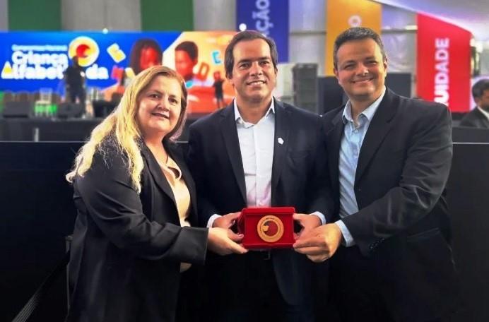 MUNICÍPIO DE VAZANTE É CONDECORADO COM O SELO OURO DA ALFABETIZAÇÃO