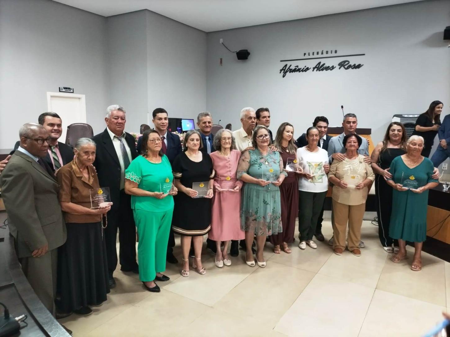 NOVE MULHERES RECEBEM COMENDA CONCEDIDA PELA CÂMARA MUNICIPAL DE VAZANTE