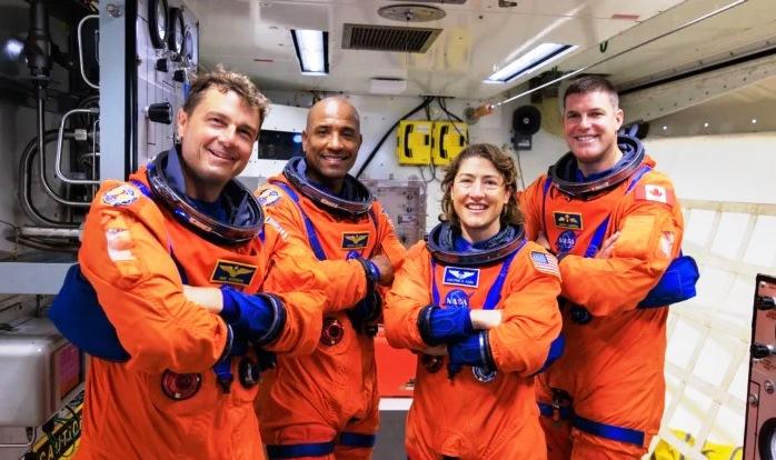 ASTRONAUTAS DA ARTEMIS II INICIAM ACOMPANHAMENTO MÉDICO APÓS RETORNAREM DA ÓRBITA LUNAR