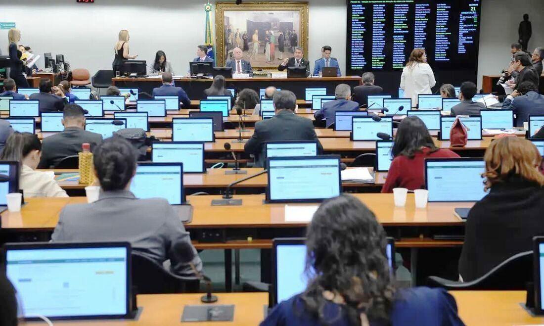 COMISSÃO DA CÂMARA ADIA VOTAÇÃO DE PROJETOS PARA REDUÇÃO DA JORNADA DE TRABALHO