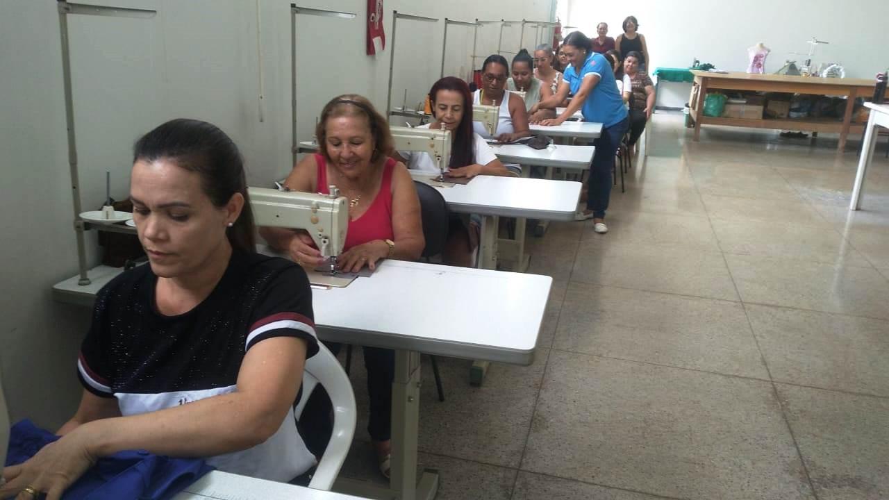CRAS/VAZANTE RETOMA ATIVIDADES DA OFICINA DE CORTE E COSTURA COM TURMA DE 20 MULHERES