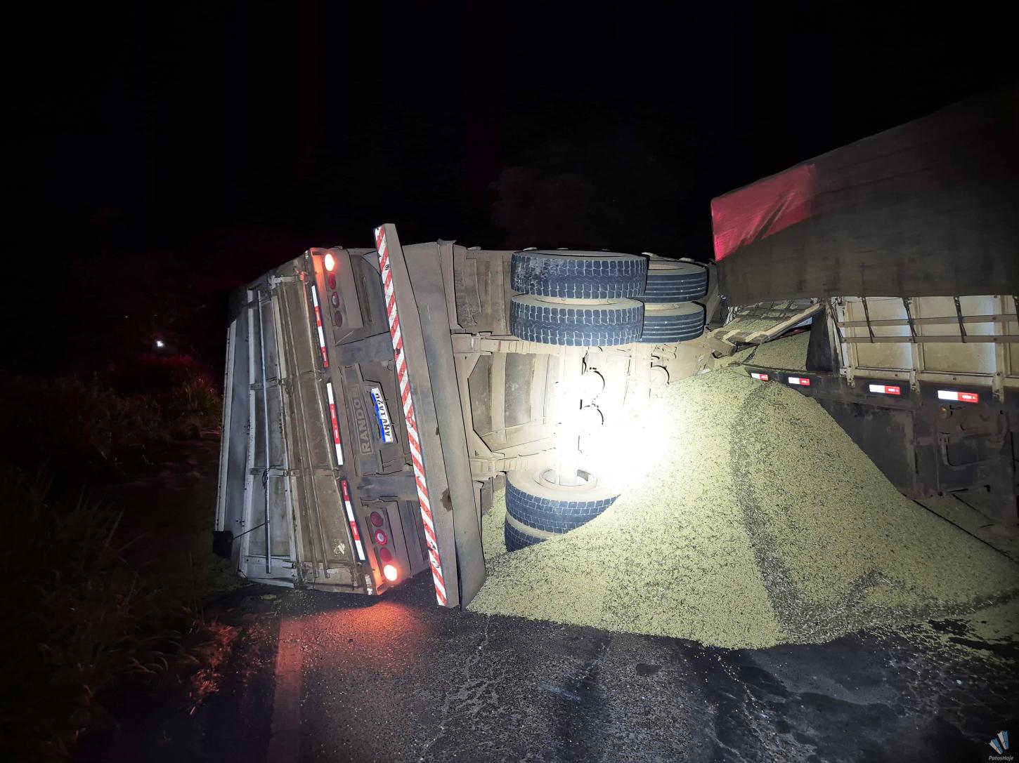 SEMIRREBOQUE DE BITREM TOMBA E INTERDITA A MG-188 SENTIDO COROMANDEL/PATROCÍNIO