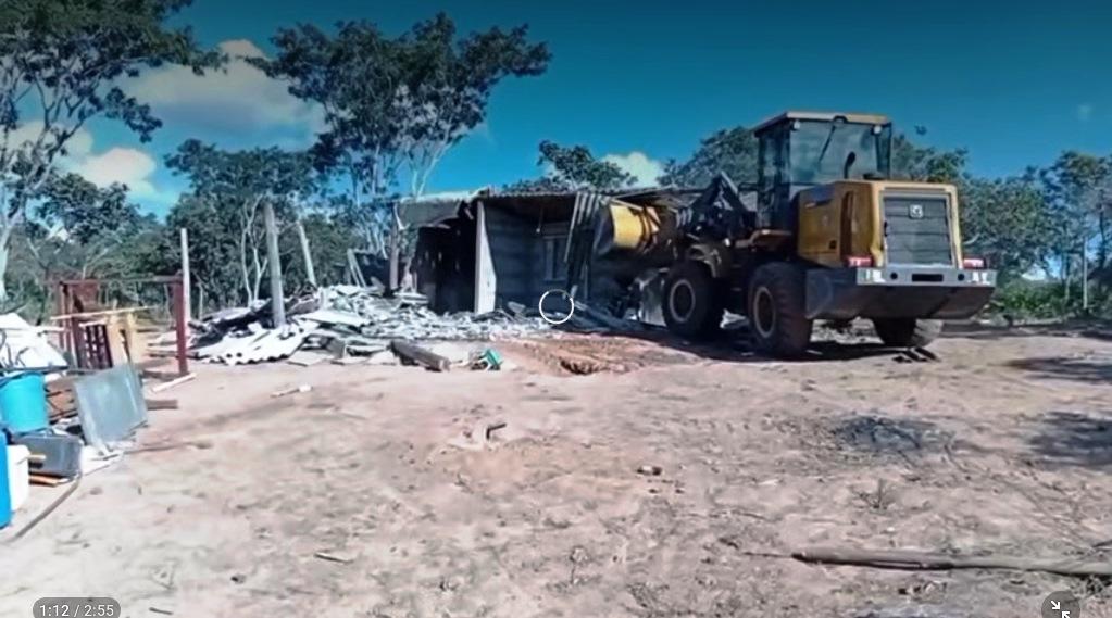 CASAS DE SEM-TERRA SÃO DERRUBADAS COM USO DE MÁQUINA EM PRESIDENTE OLEGÁRIO