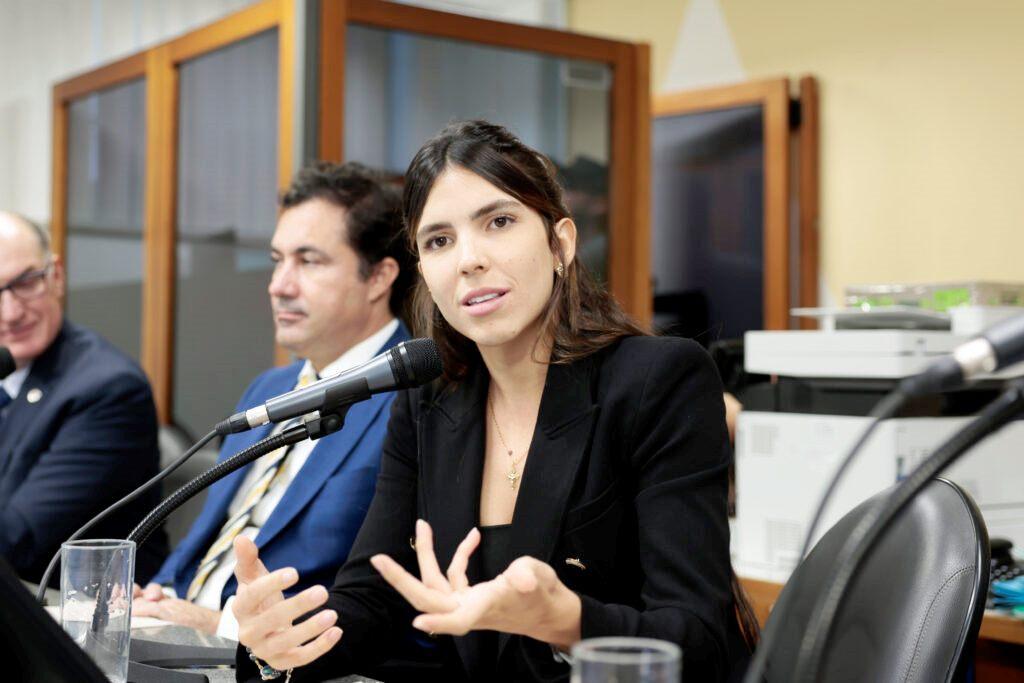 DEPUTADA ANUNCIA PUBLICAÇÃO DE EDITAL PARA O ASFALTAMENTO DA LMC-706