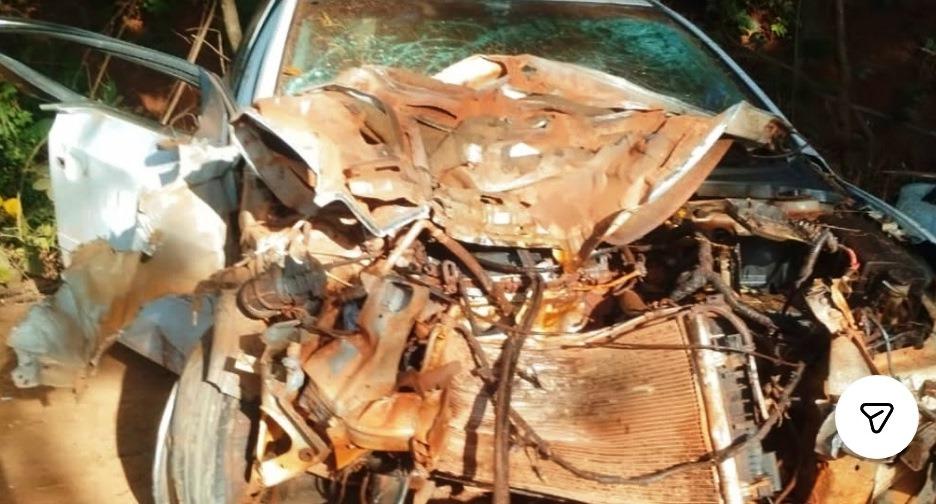 POLÍCIA MILITAR REGISTRA ACIDENTE DE CARRO COM CASAL DE VAZANTE NA MGC-354