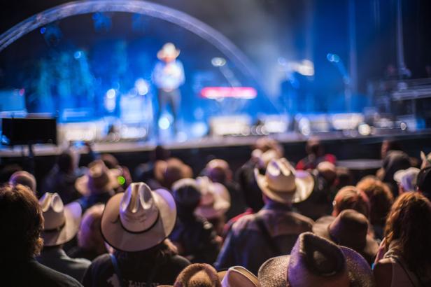 TRIBUNAL DE CONTAS PROÍBE PREFEITURAS MINEIRAS DE GASTAR R$ 18,9 MILHÕES COM SHOWS