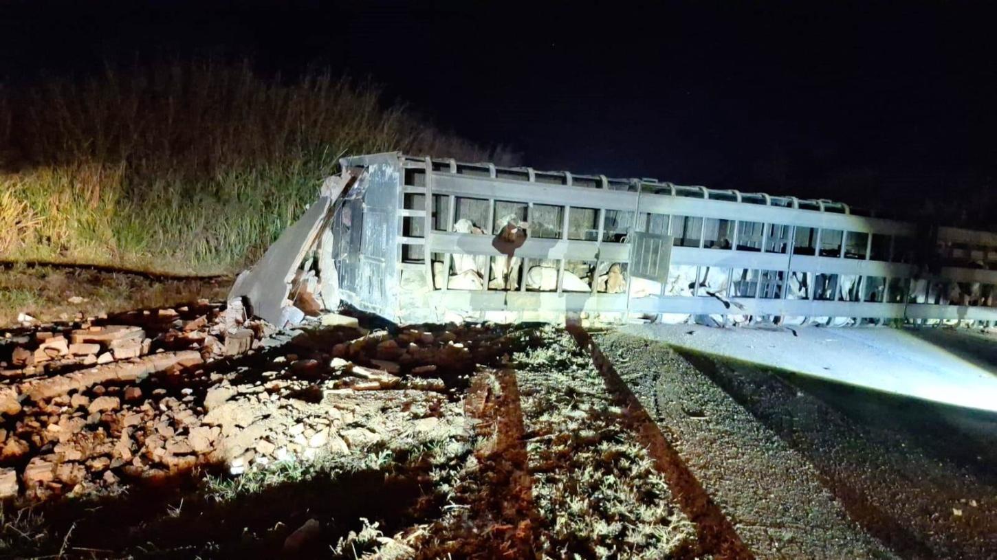 CARRETA BOIADEIRA TOMBA, BATE EM GUARITA E DEIXA HOMEM SOTERRADO NA BR-365