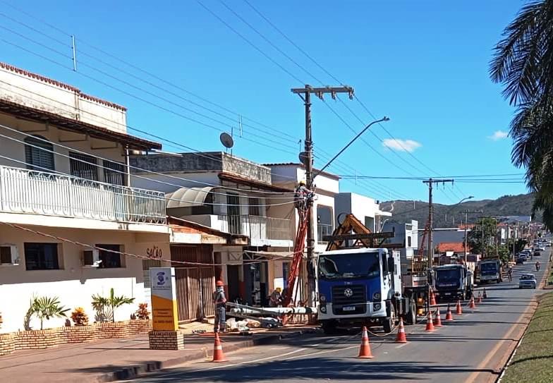 MANUTENÇÃO DE REDE ELÉTRICA DEIXA BAIRRO SEM ENERGIA EM VAZANTE