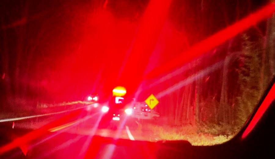 MOTORISTA É SOCORRIDO APÓS CARRO SAIR DA PISTA E COLIDIR CONTRA EUCALIPTO ÀS MARGENS DA MGC-354
