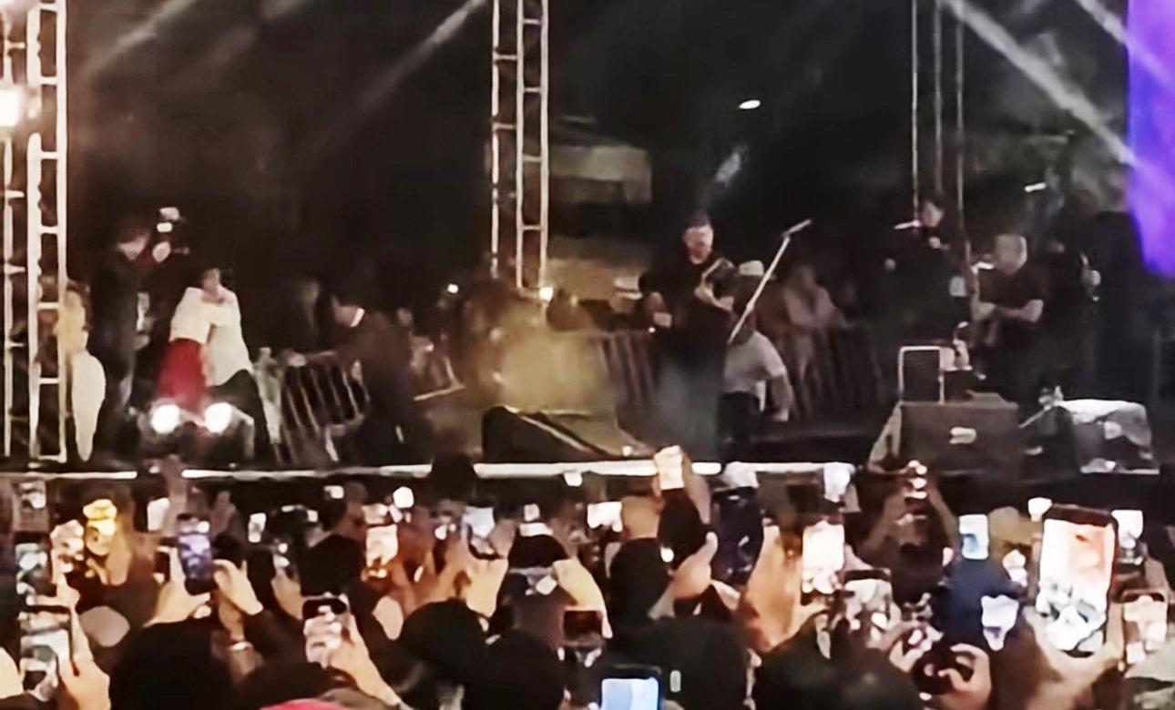 PARTE DO PALCO CAI DURANTE SHOW DE AMADO BATISTA EM FESTA DE SÃO JOÃO NA BAHIA