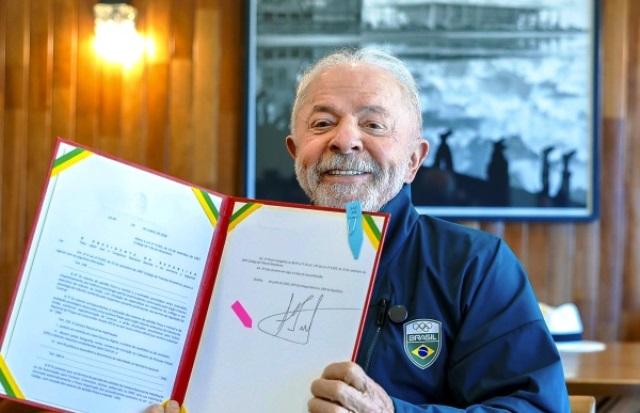 PRESIDENTE LULA SANCIONA PROJETO DE LEI QUE PREVÊ RENOVAÇÃO AUTOMÁTICA DA CNH
