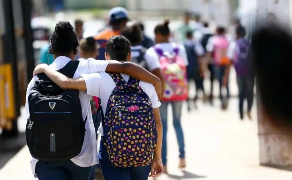 TAXA DE REPROVAÇÃO NO ENSINO MÉDIO DA REDE PÚBLICA CAIU 62% ENTRE 2022 E 2025