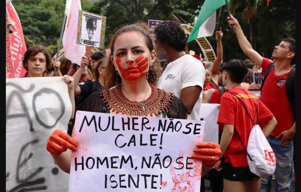 BRASIL REGISTRA QUEDA NO NÚMERO DE MORTES VIOLENTAS, MAS COM AUMENTO DE FEMINICÍDIOS
