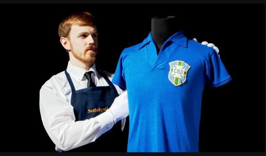 CAMISA USADA POR PELÉ NA FINAL DA COPA DE 1958 É VENDIDA POR R$ 26,7 MILHÕES EM LEILÃO