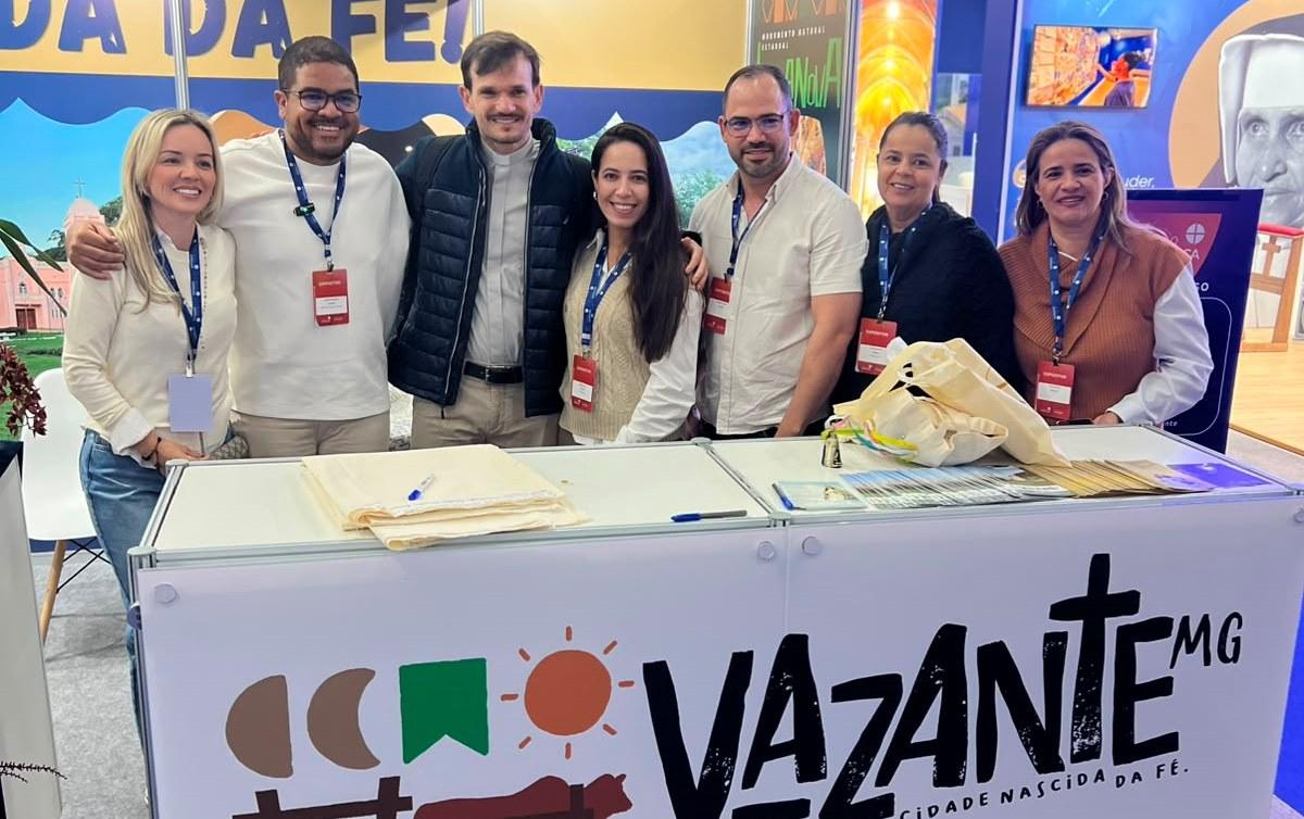 COMITIVA DE VAZANTE REPRESENTA MINAS GERAIS NA MAIOR FEIRA CATÓLICA DO MUNDO