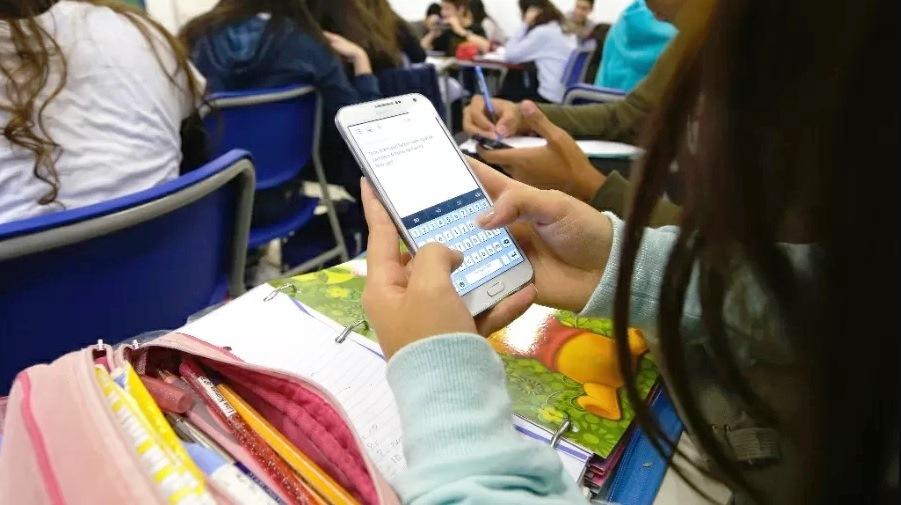 MAIS DE 90% DAS ESCOLAS BRASILEIRAS JÁ APLICAM LEI DE RESTRIÇÃO DO CELULAR
