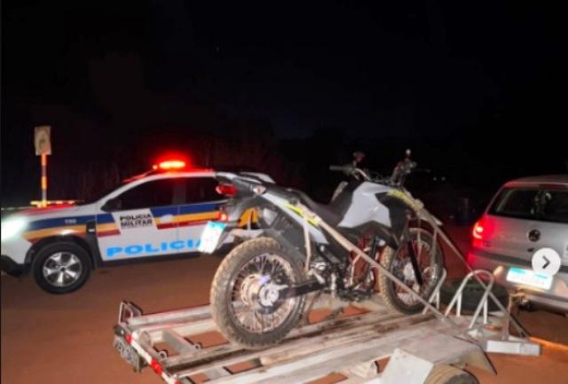 PM DE VAZANTE RECUPERA MOTOCICLETA FURTADA ESCONDIDA EM MATA NA ZONA RURAL