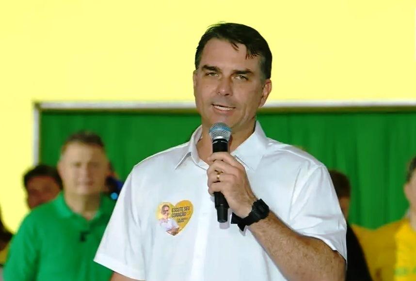 FLÁVIO BOLSONARO APARECE FILIADO AO PARTIDO MISSÃO E NÃO CONSEGUE REGISTRAR CANDIDATURA PELO PL