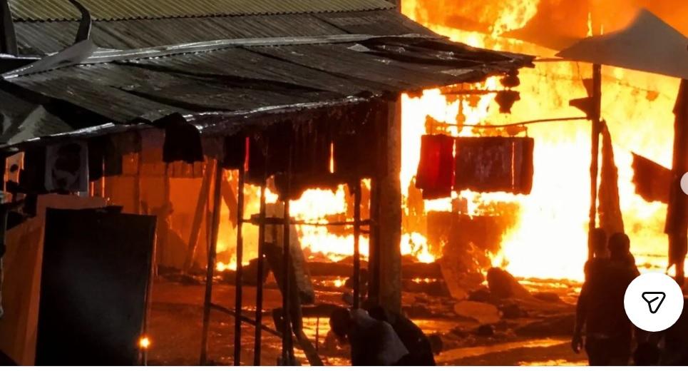 INCÊNDIO ATINGE TRÊS BARRACAS E RESULTA EM PREJUÍZOS PARA COMERCIANTES EM ROMARIA