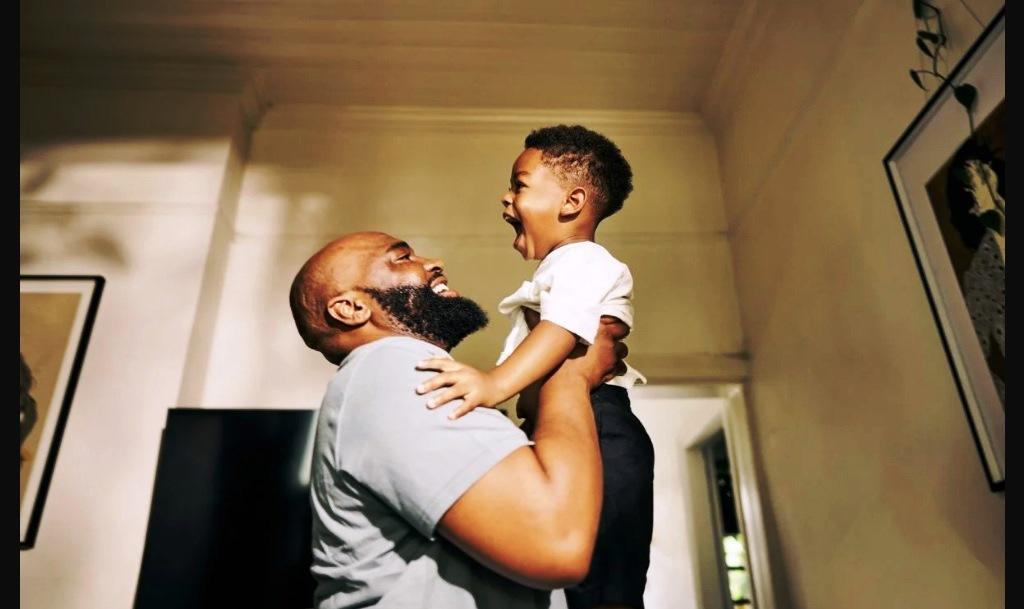 NÚMERO DE HOMENS QUE CRIAM SEUS FILHOS SOZINHOS CRESCE NO BRASIL